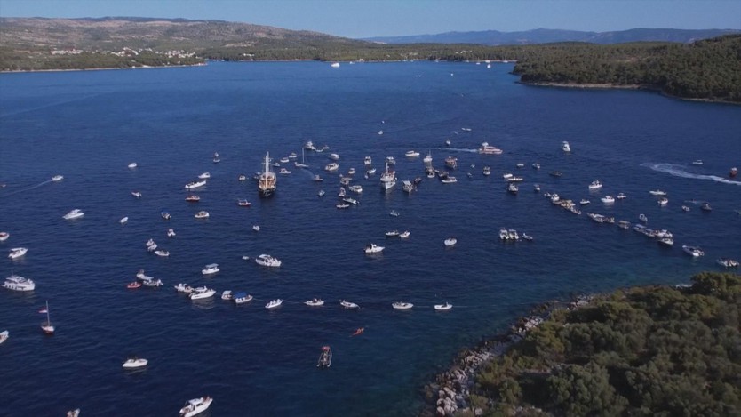 Croatia: Tàu thuyền kéo co tranh giành hòn đảo - Ảnh 1.