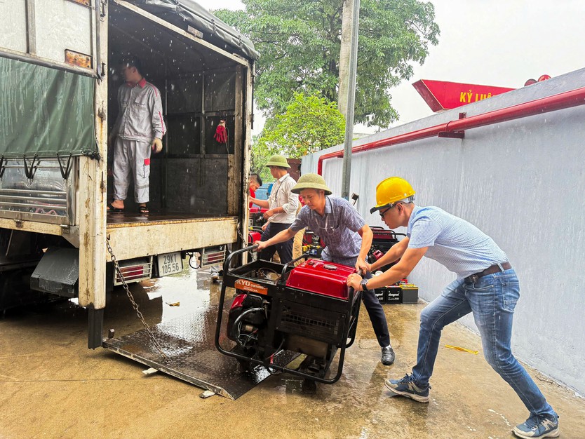 Viettel kiên cố hạ tầng viễn thông, sẵn sàng hỗ trợ khách hàng trong bão số 3 - Ảnh 2.