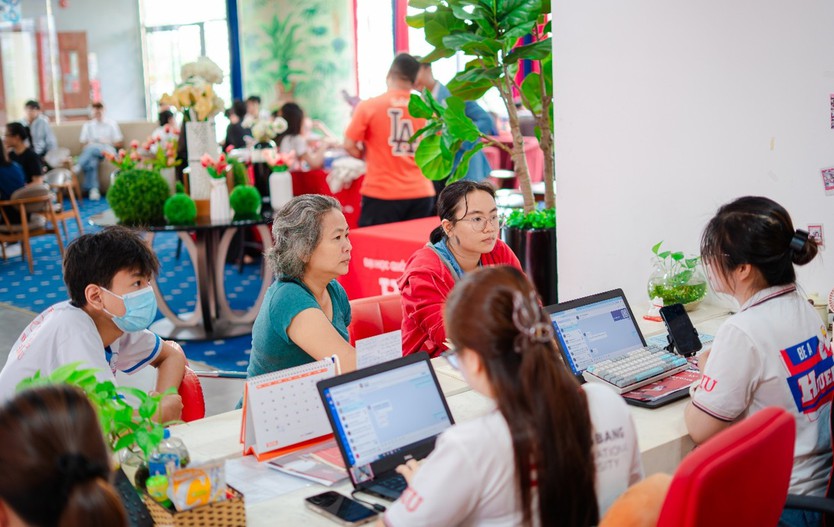 Nhiều trường đại học ở TPHCM đưa ra phương thức tuyển sinh- Ảnh 3.
