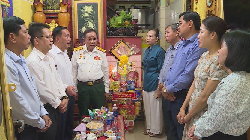 Lãnh đạo HĐND TP.HCM thăm, tri ân các gia đình thương binh, liệt sĩ - Ảnh 5.