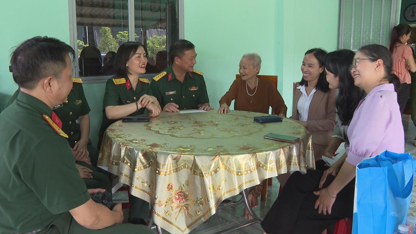 TP.HCM thăm, tặng quà Mẹ Việt Nam Anh hùng và gia đình chính sách tại Củ Chi - Ảnh 1.