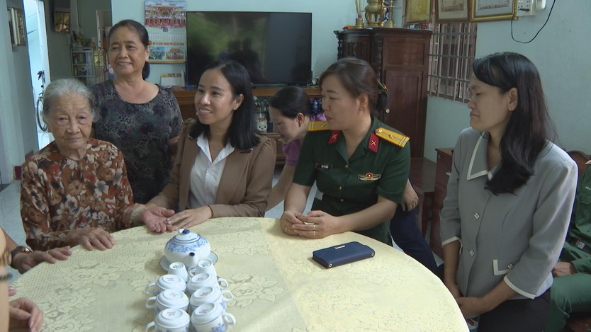 TP.HCM thăm, tặng quà Mẹ Việt Nam Anh hùng và gia đình chính sách tại Củ Chi - Ảnh 3.