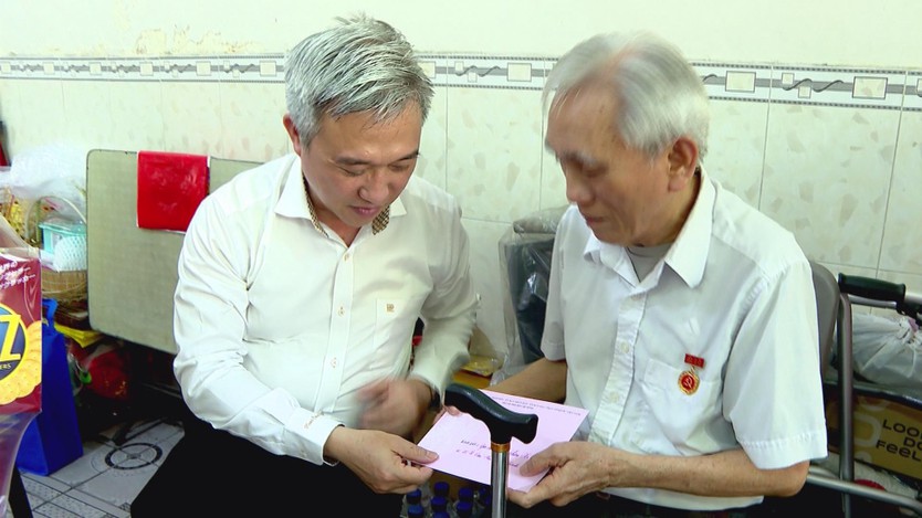 Phó Bí thư Thành ủy TP.HCM thăm và tặng quà các gia đình chính sách nhân Ngày Thương binh – Liệt sĩ - Ảnh 4.