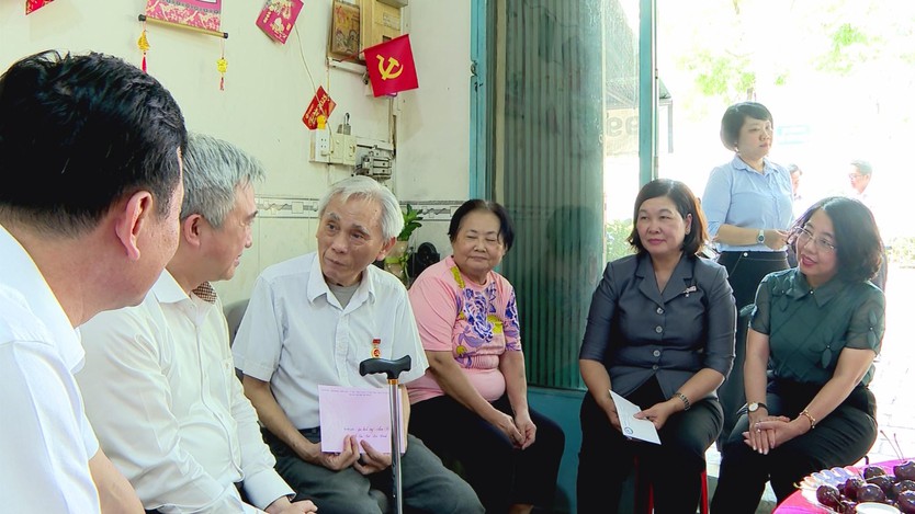 Phó Bí thư Thành ủy TP.HCM thăm và tặng quà các gia đình chính sách nhân Ngày Thương binh – Liệt sĩ - Ảnh 5.