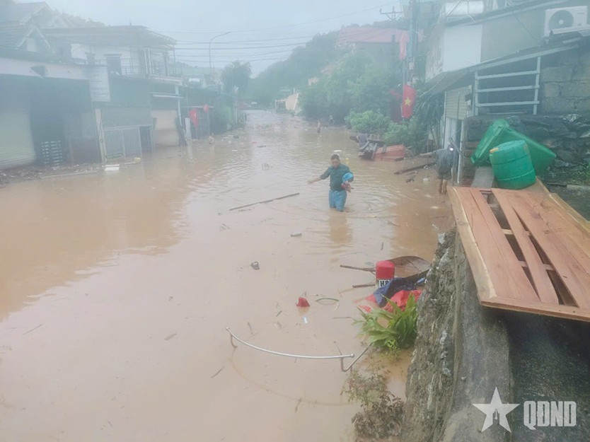 Lũ lên quá nhanh, xã Mường Xén, tỉnh Nghệ An chìm trong biển nước  - Ảnh 3.