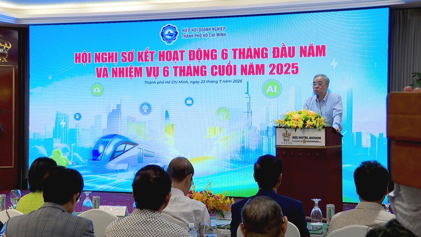 TP.HCM: GRDP 6 tháng tăng gần 7,4%, doanh nghiệp từng bước thích ứng mô hình chính quyền mới - Ảnh 1.