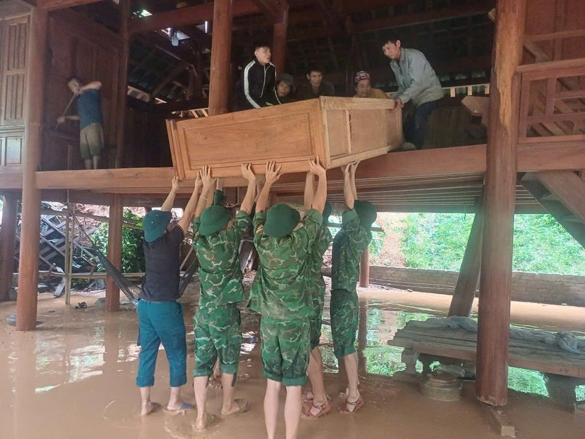 Lũ lịch sử ở Nghệ An, bộ đội cõng dân qua đoạn ngập đi chạy thận - Ảnh 4.