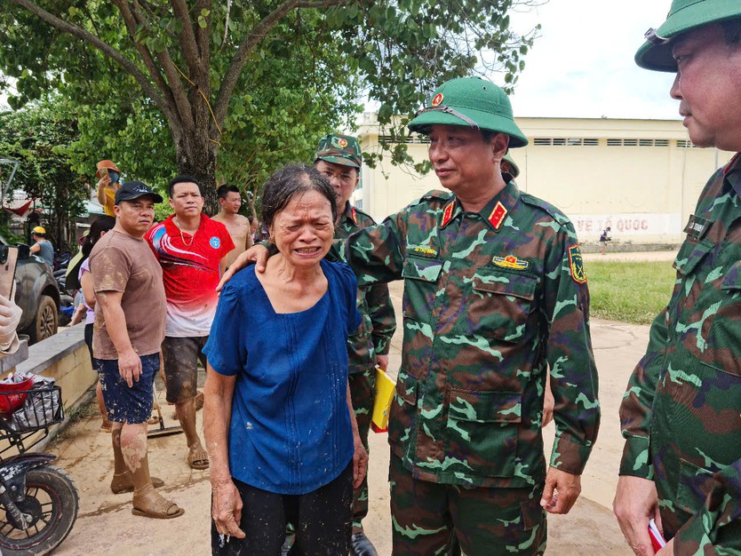 Người dân Nghệ An bị lũ cô lập xúc động khi trực thăng thả lương thực - Ảnh 3.