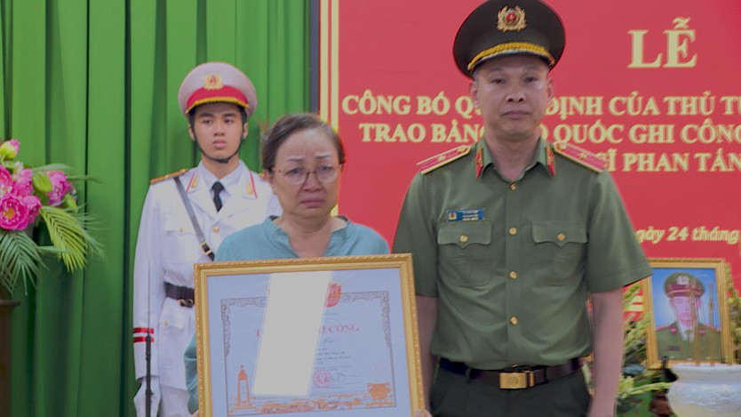 Lễ truy điệu, trao và an vị Bằng Tổ quốc ghi công cho Liệt sĩ – Đại úy Phan Tấn Tài - Ảnh 3.