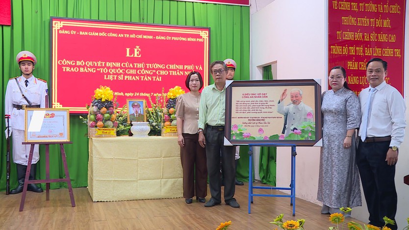 Lễ truy điệu, trao và an vị Bằng Tổ quốc ghi công cho Liệt sĩ – Đại úy Phan Tấn Tài - Ảnh 2.