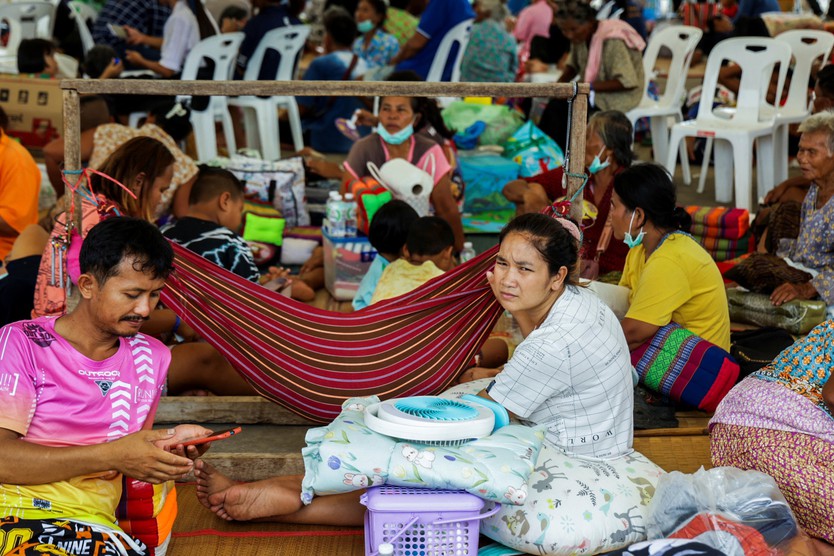 Thái Lan sơ tán hơn 100.000 người dọc biên giới với Campuchia - Ảnh 3.