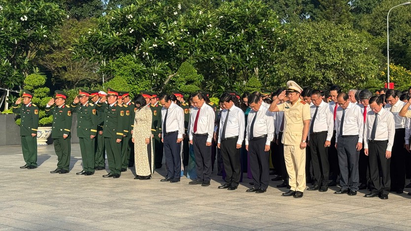 TP.HCM dâng hương tri ân: Khắc ghi 78 năm hy sinh vì độc lập   - Ảnh 1.