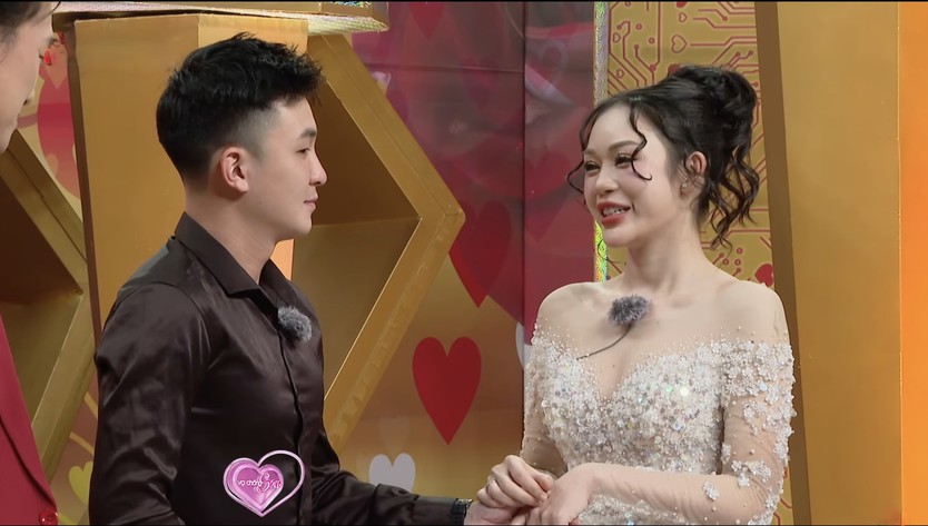 Chuyện tình "chuốc say" và màn cầu hôn bất ngờ trên sóng truyền hình- Ảnh 4.