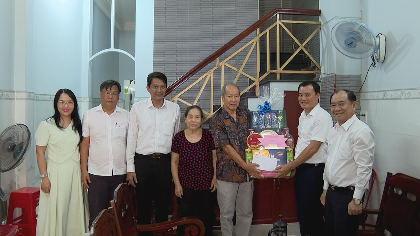 Lãnh đạo TP.HCM thăm và tặng quà gia đình chính sách - Ảnh 2.
