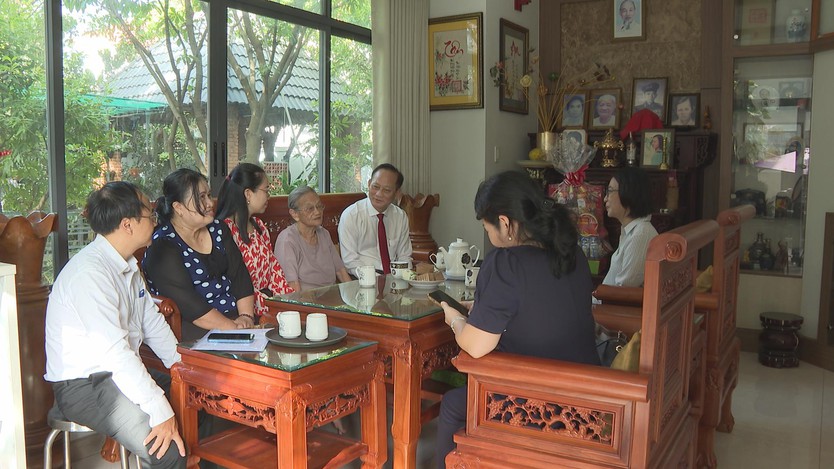 Lãnh đạo TP.HCM thăm gia đình chính sách nhân kỷ niệm 78 năm Ngày Thương binh Liệt sĩ - Ảnh 1.