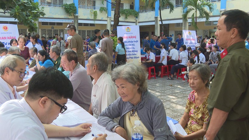 Ấm áp ngày hội "Khu dân cư đoàn kết - nghĩa tình" tại phường Phú Định - Ảnh 2.