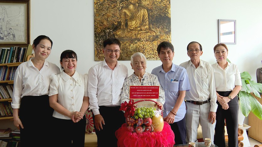 Thành ủy TP.HCM thăm và tặng quà văn nghệ sĩ tiêu biểu - Ảnh 3.