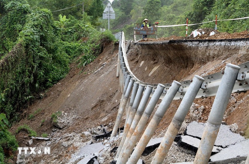 Hàng chục điểm sạt lở trên tuyến đường độc đạo lên Cửa khẩu Quốc tế Nậm Cắn - Ảnh 10.