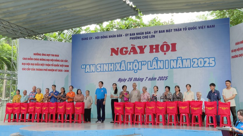 Cắt tóc, khám bệnh miễn phí tại Ngày hội “An sinh xã hội” phường Chợ Lớn - Ảnh 4.
