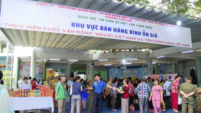 Cắt tóc, khám bệnh miễn phí tại Ngày hội “An sinh xã hội” phường Chợ Lớn - Ảnh 1.