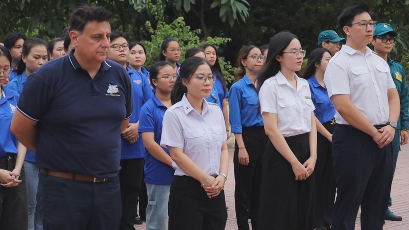 Thắp nến tri ân các anh hùng liệt sĩ tại Khu di tích lịch sử Kho bom Phú Thọ Hòa - Ảnh 2.