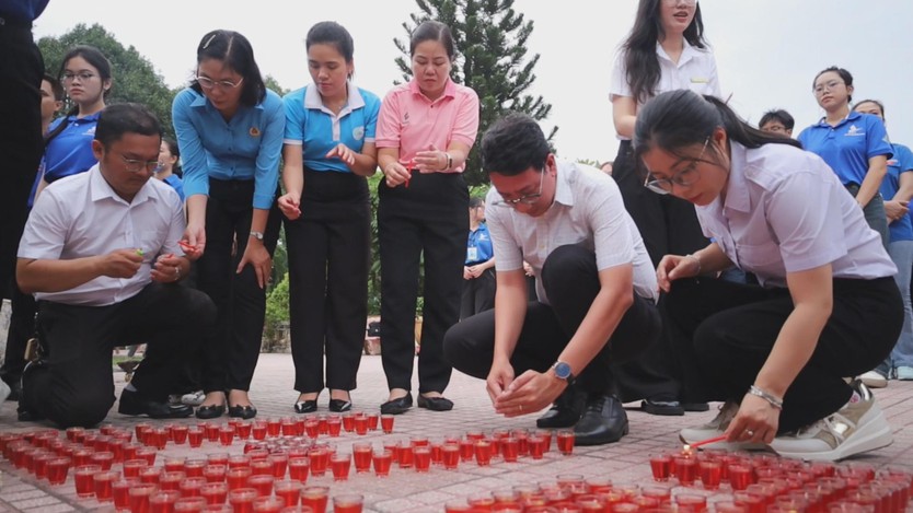 Thắp nến tri ân các anh hùng liệt sĩ tại Khu di tích lịch sử Kho bom Phú Thọ Hòa - Ảnh 3.