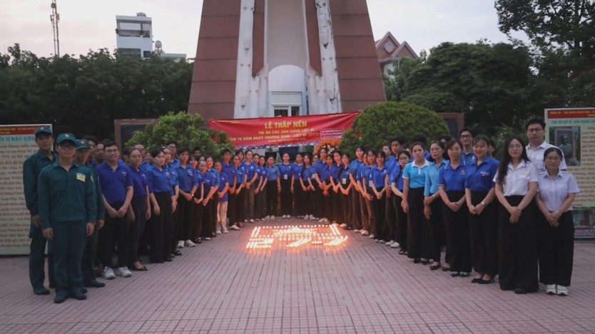 Thắp nến tri ân các anh hùng liệt sĩ tại Khu di tích lịch sử Kho bom Phú Thọ Hòa - Ảnh 5.