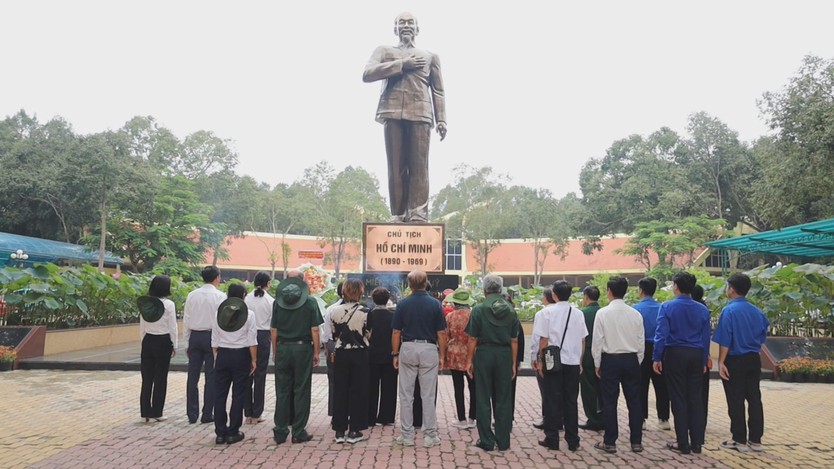 Hành trình văn hóa tri ân tại “Đất thép” Củ Chi của Câu lạc bộ Truyền thống Kháng chiến phường Tân Sơn Nhất - Ảnh 3.