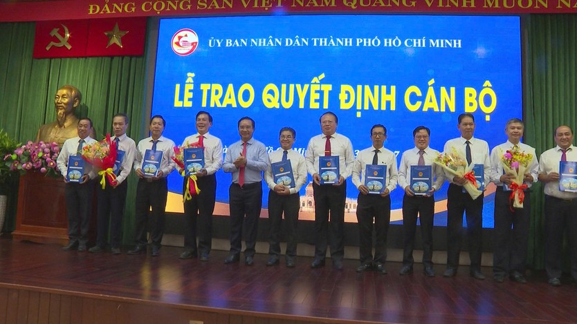 UBND TP.HCM trao các quyết định cán bộ- Ảnh 4.