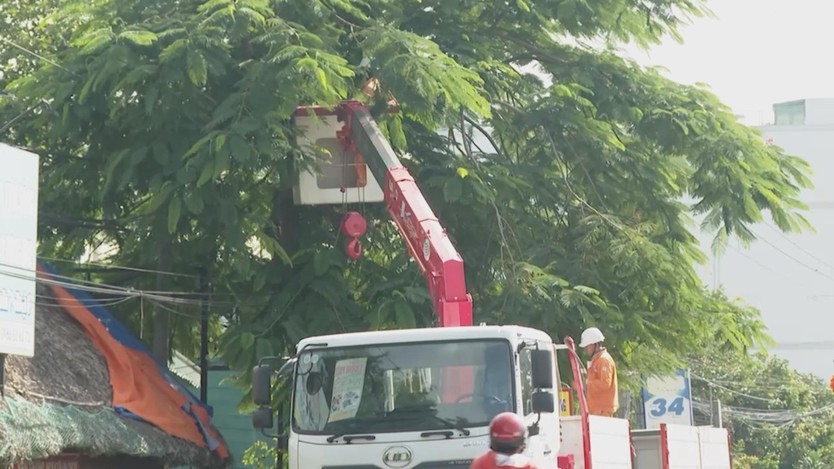 Ngành điện TP.HCM chủ động ứng phó thiên tai, đảm bảo cấp điện ổn định mùa mưa bão - Ảnh 1.