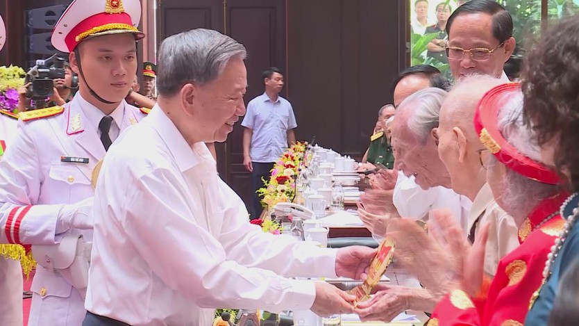 Tổng Bí thư Tô Lâm gặp mặt các lão thành cách mạng, Mẹ Việt Nam Anh hùng, tướng lĩnh nhân kỷ niệm Ngày Thương binh - Liệt sĩ và Cách mạng Tháng Tám - Ảnh 5.