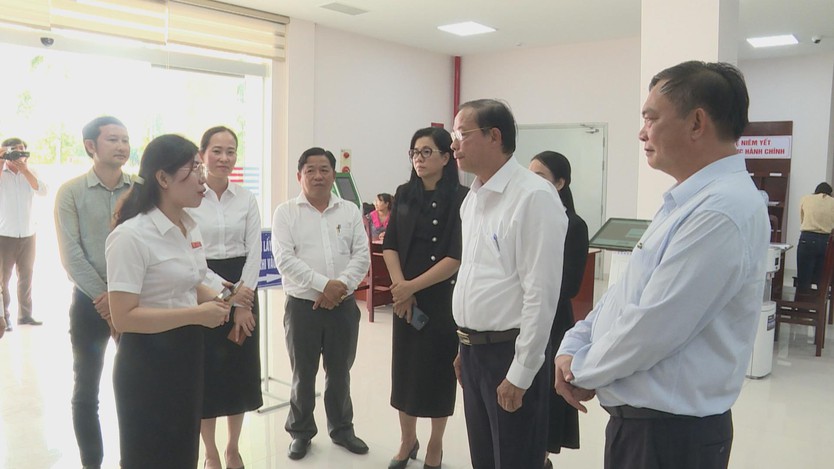 TP.HCM khảo sát Trung tâm dịch vụ hành chính công xã Bắc Tân Uyên và dâng hương tại Khu di tích Chiến khu D - Ảnh 2.