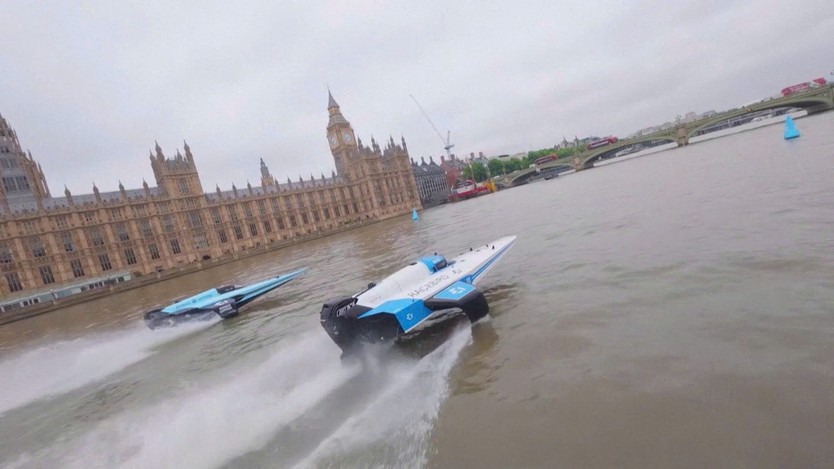 Anh: Biểu diễn thuyền đua điện trên sông Thames - Ảnh 1.