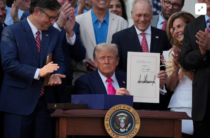 Tổng thống Mỹ Donald Trump ký luật chi tiêu và giảm thuế 4.500 tỷ USD - Ảnh 1.