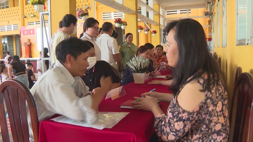Tư vấn từ sớm: Trường THPT giúp học sinh chọn tổ hợp phù hợp - Ảnh 3.
