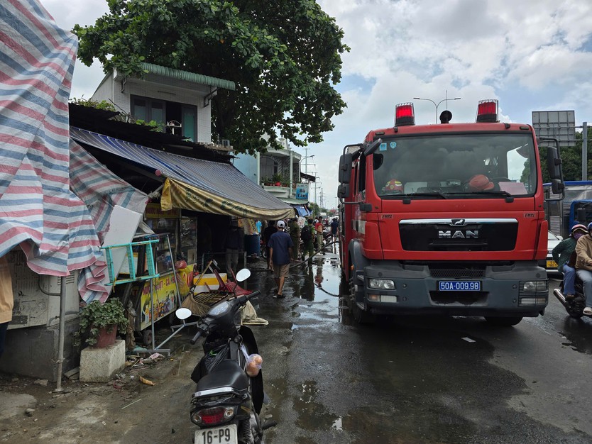 Cháy nhiều phòng trọ ở phường Tân Thới Hiệp, TP.HCM- Ảnh 1.