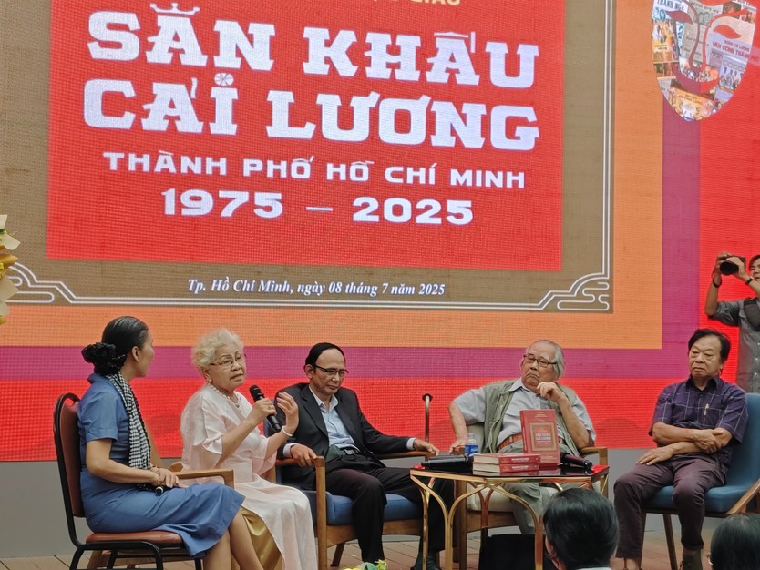 Sân khấu cải lương TP.HCM - nhìn lại nửa thế kỷ để tiến về phía trước- Ảnh 1.