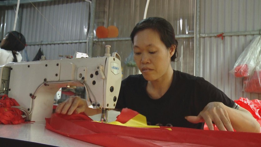 Cơ sở sản xuất cờ Tổ quốc tất bật chuẩn bị phục vụ cho dịp đại lễ - Ảnh 1.