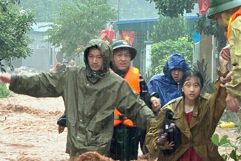 Lũ lớn trên diện rộng ở Điện Biên, nhiều bản làng bị cô lập - Ảnh 1.