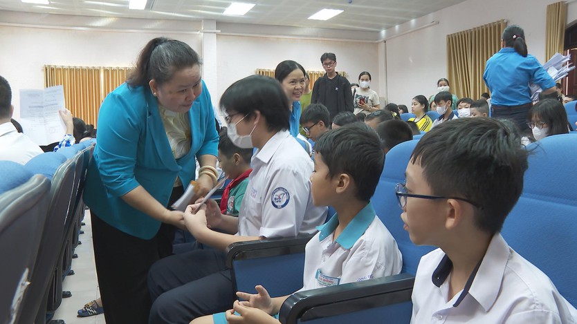 Công đoàn TP.HCM tiếp sức con em công nhân, chăm lo lao động khó khăn- Ảnh 4.