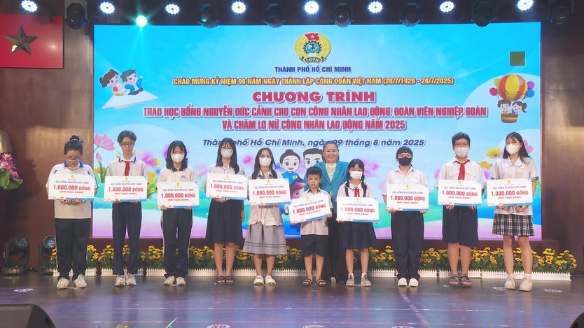 Công đoàn TP.HCM tiếp sức con em công nhân, chăm lo lao động khó khăn- Ảnh 1.