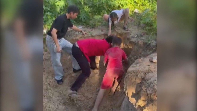 Khen thưởng người đàn ông cứu bé trai bị vùi trong hố cát tại Côn Đảo  - Ảnh 1.