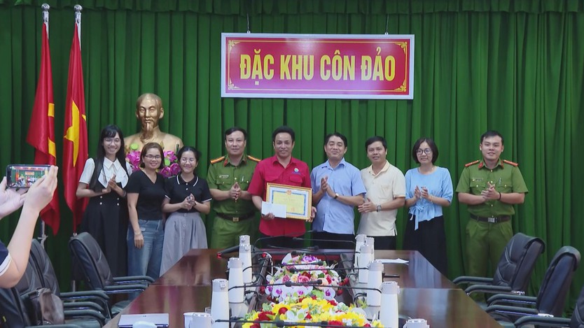 Khen thưởng người đàn ông cứu bé trai bị vùi trong hố cát tại Côn Đảo  - Ảnh 3.
