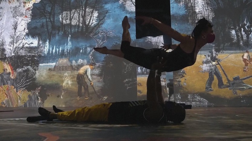 Mỹ: Tập yoga trong không gian đa giác quan nghệ thuật Van Gogh - Ảnh 5.
