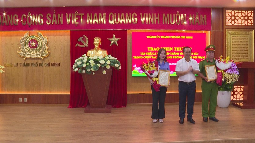 TP.HCM khen thưởng công an triệt phá đường dây đánh bạc qua mạng hơn 20 ngàn tỷ đồng- Ảnh 5.