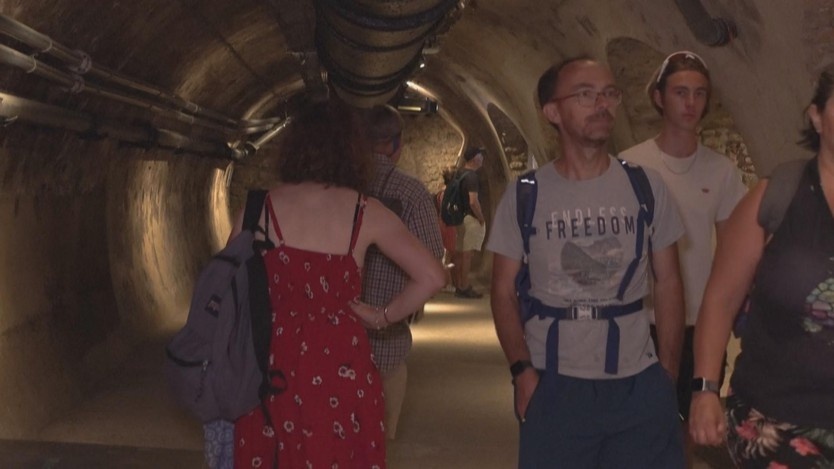 Tránh nóng tại Paris: Hàng chục ngàn người tìm đến tham quan... cống ngầm- Ảnh 3.