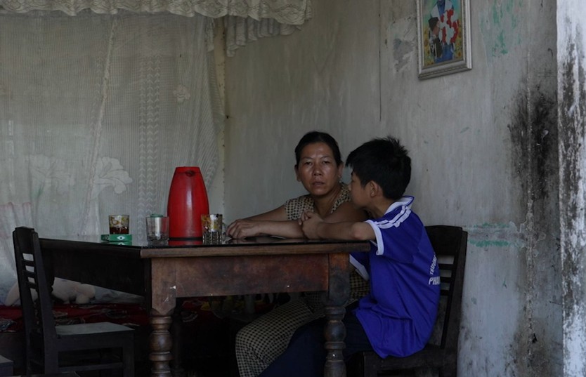 Thi Văn Nam - Cậu bé mồ côi cha, làm "đôi mắt" cho người mẹ khiếm thị - Ảnh 4.