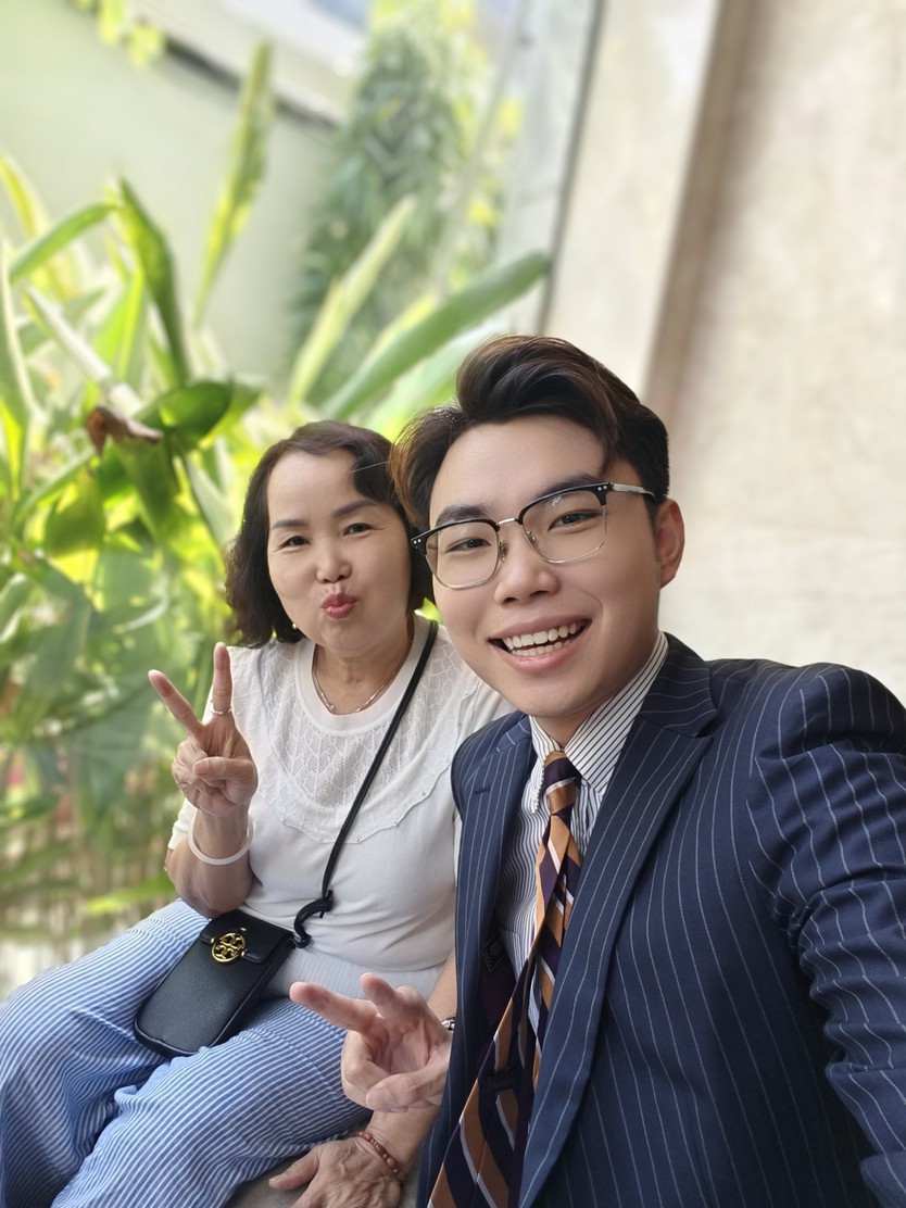 CHÀNG TRAI 1M85 ẤN TƯỢNG TRÊN THẢM ĐỎ MISS WORLD VIETNAM 2025 - Ảnh 6.