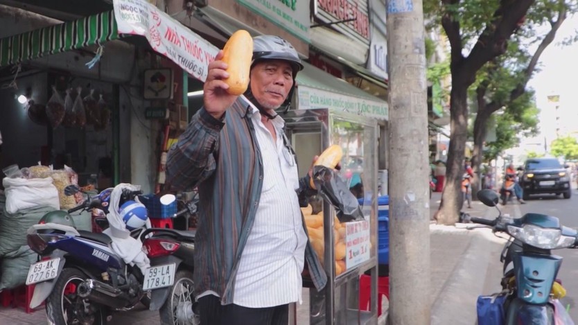 Người phụ nữ lan tỏa yêu thương giữa lòng TP.HCM bằng những việc làm giản dị - Ảnh 4.