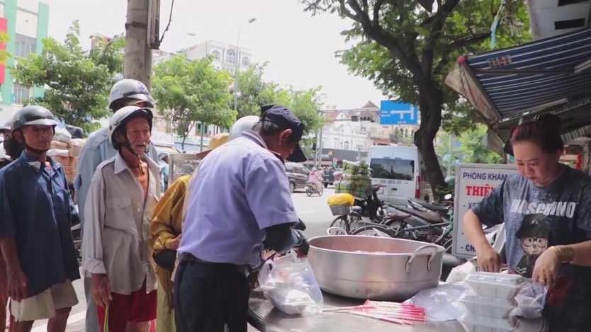 Người phụ nữ lan tỏa yêu thương giữa lòng TP.HCM bằng những việc làm giản dị - Ảnh 5.